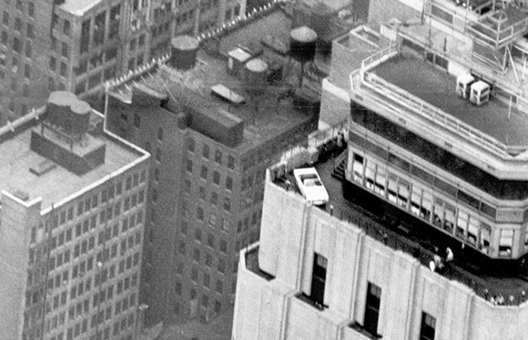 The original Mustang takes to the roof of the Empire State Building. License valid for earned editorial, press releases, press kits. All non-broadcast digital and online media Region: Global. This content is solely for editorial use and for providing individual users with information. Any storage in databases, or any distribution to third parties within the scope of commercial use, or for commercial use is permitted with written consent from Ford in Europe GmbH only.
